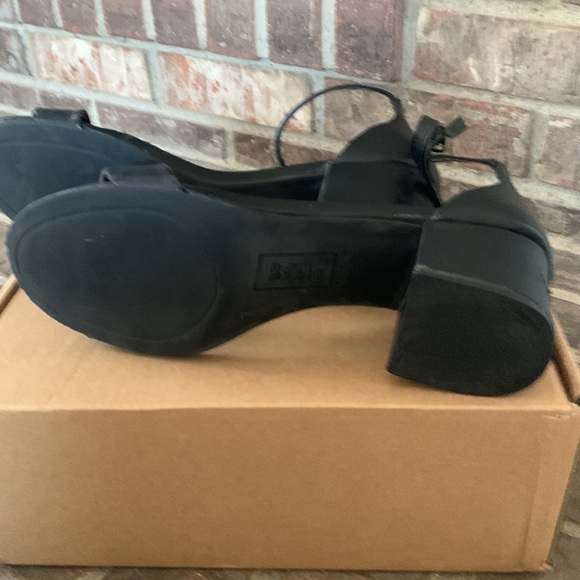 Amazon Essentials Women’s Heeled Sandal. Black. Size 7 - Picture 6 of 8